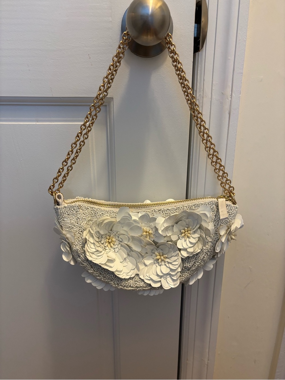 NWOT White Floral Beaded Appliqué Shoulder Bag with Gold Chain - Picture 2 of 9